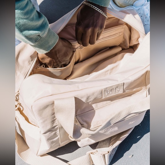 BÉIS sport duffle in beige NWT & still in original packaging (sold out online) - Picture 8 of 12